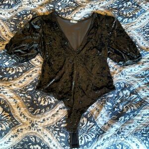 Free people size M blue velvet bodysuit. Excellent preloved condition worn once.
